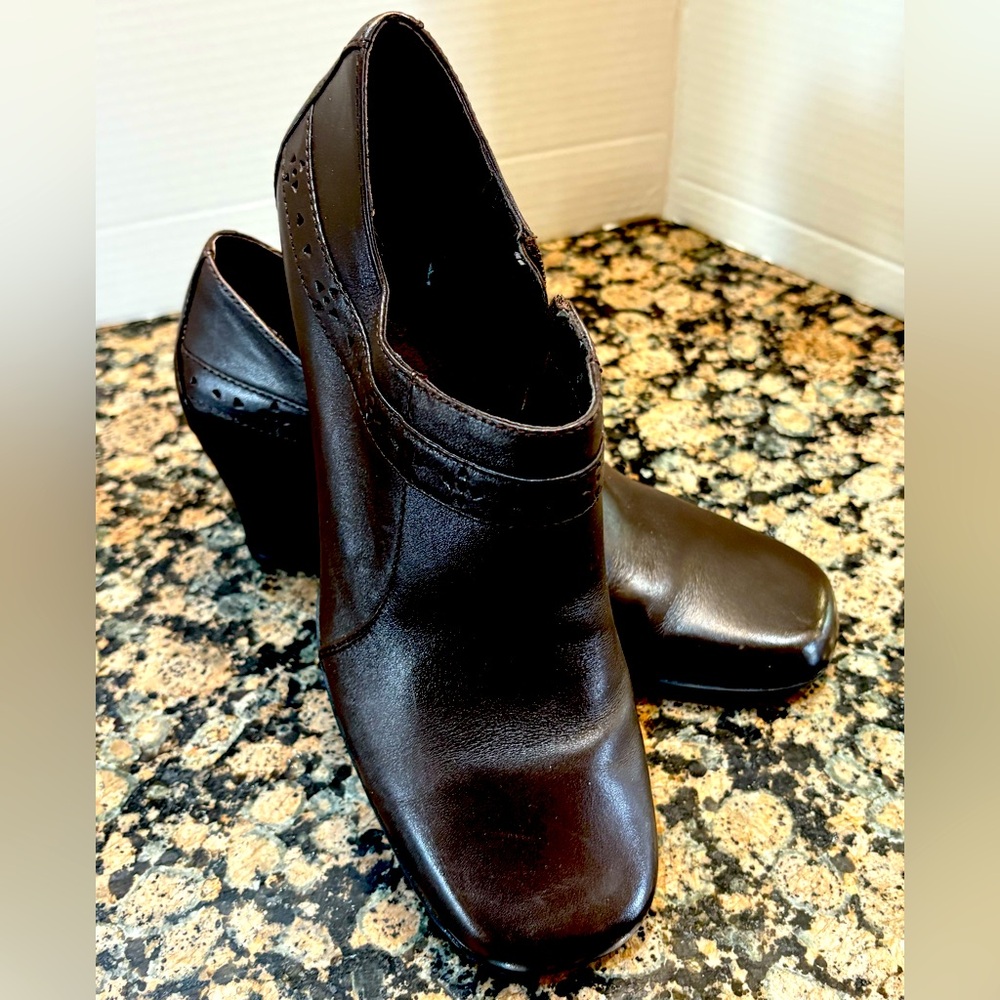 CLARKS BLACK LEATHER SQUARE TOE DIDE ZIPPED ANLE BOOTIE